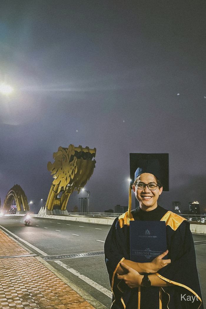 Tuấn Khanh mặc đồ cử nhân check-in tại Cầu Rồng, Đà Nẵng