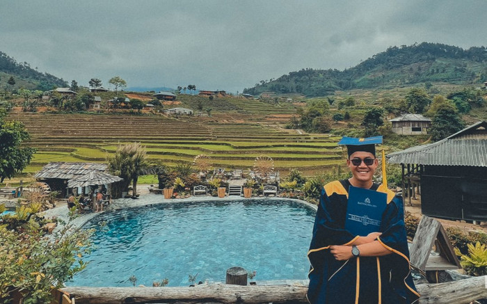 Chàng sinh viên tốt nghiệp loại giỏi mang áo cử nhân đi 'khoe' khắp các tỉnh, thành đất nước Ảnh 2