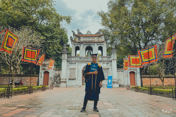 Nam sinh viên ĐH Hoa Sen check in tại Văn Miếu Quốc Tử Giám