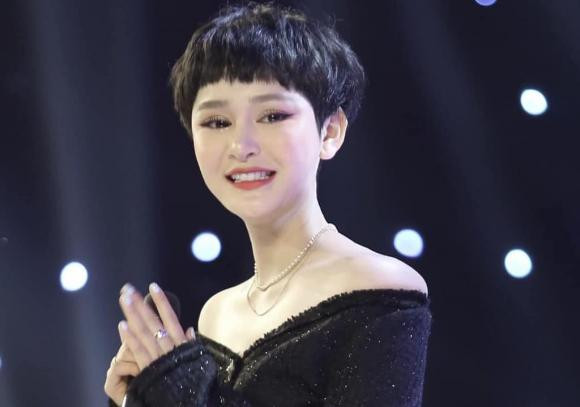 Hiền Hồ sinh năm 1997, quê Đắk Lắk. Cô nàng được khán giả nhớ đến với mái tóc tém đầy nổi bật và khuôn mặt ngây thơ, bầu bĩnh