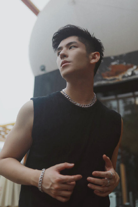 Mỹ nam Hương Mật Tựa Khói Sương xuất hiện với visual cực nam tính hậu dao kéo Ảnh 6