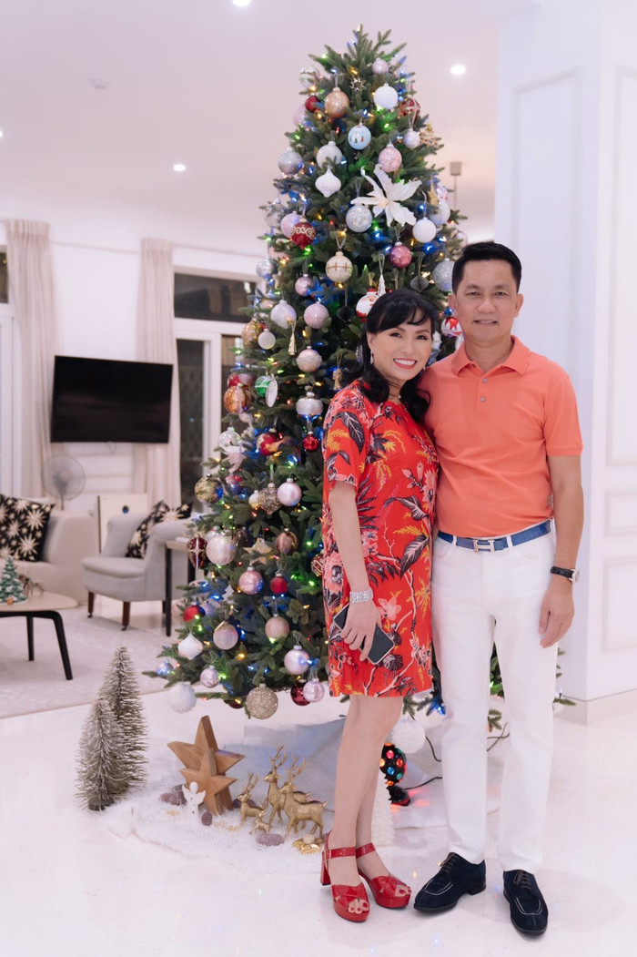 Doanh nhân Hồ Nhân và vợ.