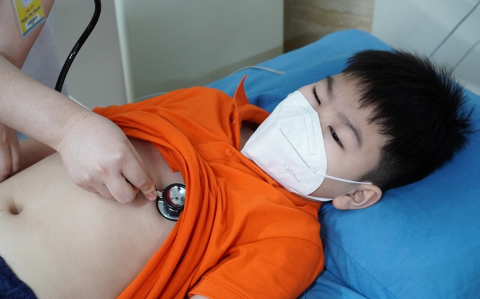 Ngậm thuốc chữa ho, bé trai nhập viện khẩn cấp trong đêm vì sốc phản vệ Ảnh 2