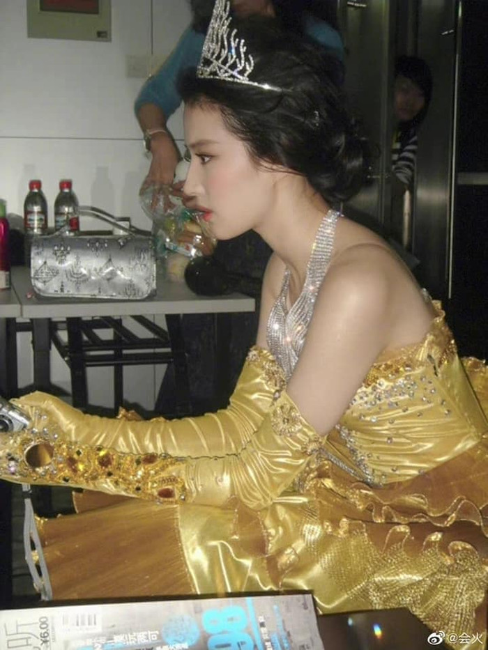 Loạt ảnh 16 năm trước của Lưu Diệc Phi trong bộ váy Nữ thần Kim ưng 2006 bất ngờ hot trở lại Ảnh 6