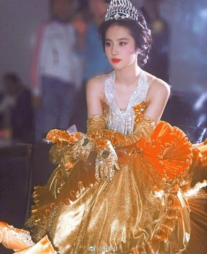 Loạt ảnh 16 năm trước của Lưu Diệc Phi trong bộ váy Nữ thần Kim ưng 2006 bất ngờ hot trở lại Ảnh 10