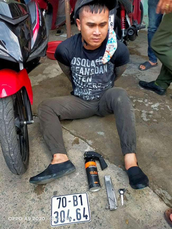 Đối tượng Huỳnh Trọng Ngân bị khống chế sau khi cướp tài sản của người dân