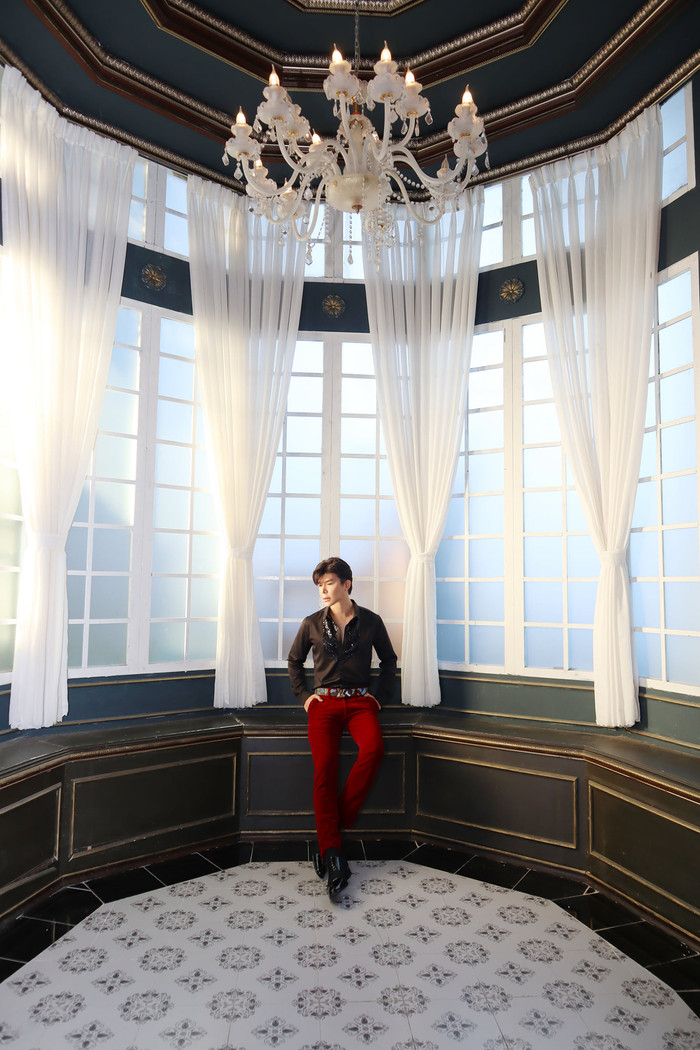 Khoảnh khắc lãng tử của nam nghệ sĩ