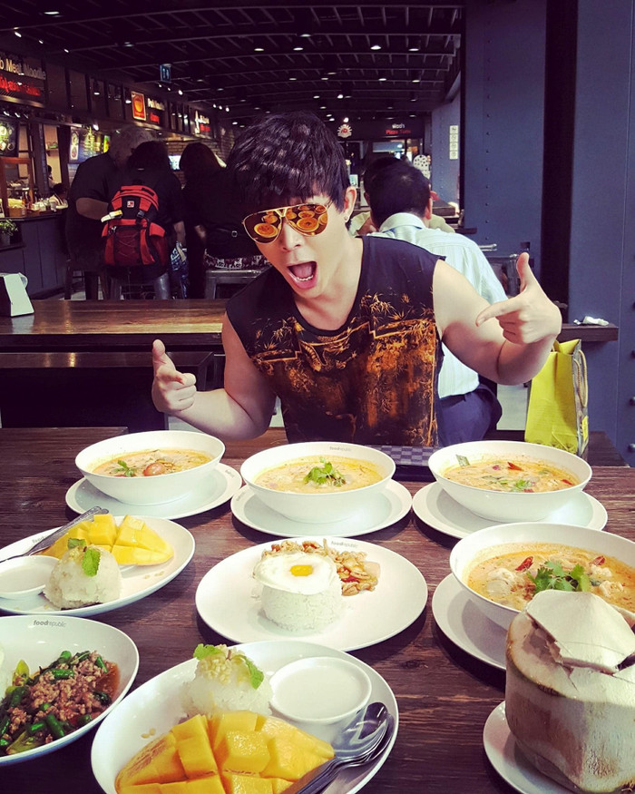 Nathan Lee vui vẻ tạo dáng chụp ảnh khi đi ăn với bạn bè