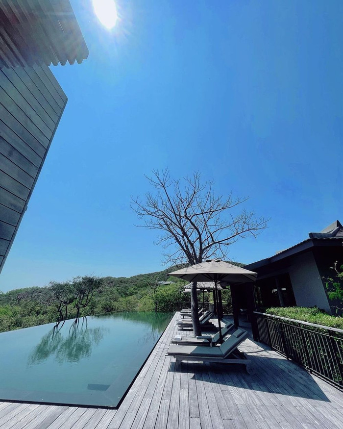 Hồ bơi tràn bờ nơi cô chọn để nghỉ dưỡng.