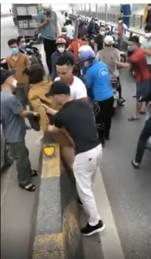 Người dân đã đưa cô gái ra khỏi khu vực cầu nguy hiểm. 