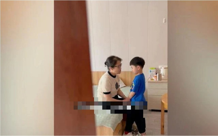 Tò mò đứng ngoài cửa nghe mẹ chồng nói chuyện với cháu nội, cô con dâu bật khóc nức nở Ảnh 2