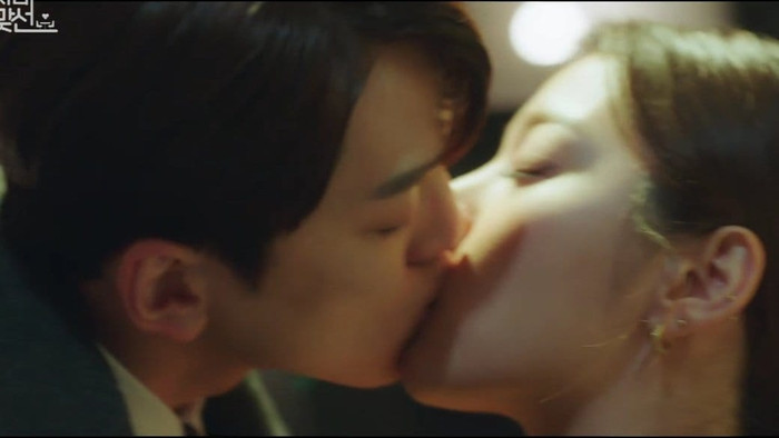 Cảnh hôn của Hẹn Hò Chốn Công Sở 'cháy' là vậy nhưng vẫn thua cái chạm môi nhẹ nhàng ở Tuổi 25, Tuổi 21 Ảnh 8