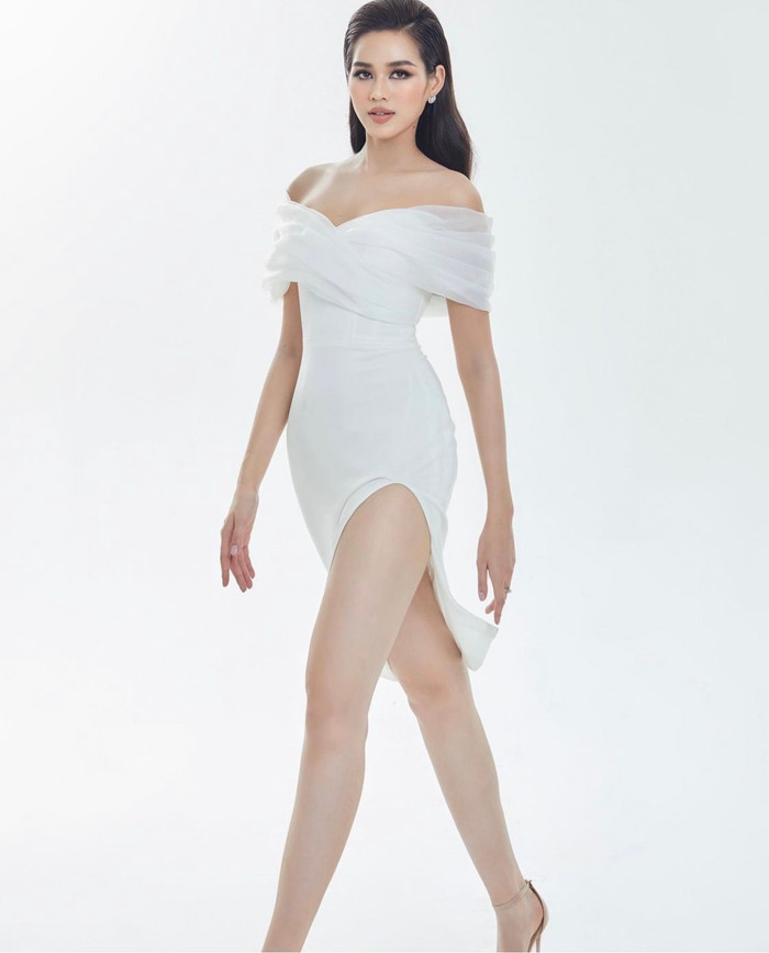 Chiếm spotlight chính là đôi chân 'bạc tỷ' cùng gương mặt sắc lẹm.