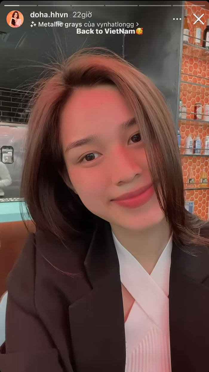 Đỗ Thị Hà háo hức khởi hành về Việt Nam. Trong bức ảnh chụp cận mặt, nàng hậu vô cùng hút mắt với làn da căng mịn cùng thần sắc cực kỳ tốt, truyền nhiều nguồn năng lượng.