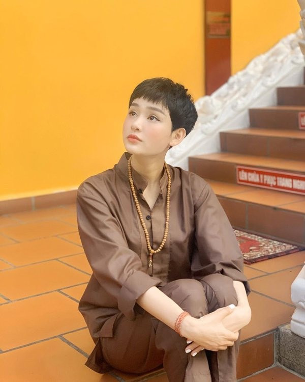 Không cài hết khuy áo, Hiền Hồ bị mất điểm trong lòng fan.