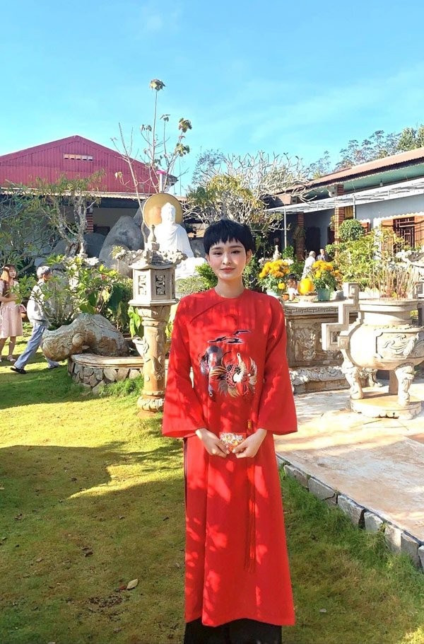 Hiền Hồ rất chăm diện đồ lam đi chùa nhưng lại bị chê trách ở một điểm Ảnh 11