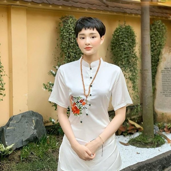 Chi tiết chiết eo nhẹ giúp Hiền Hồ khoe khéo thân hình quyến rũ.