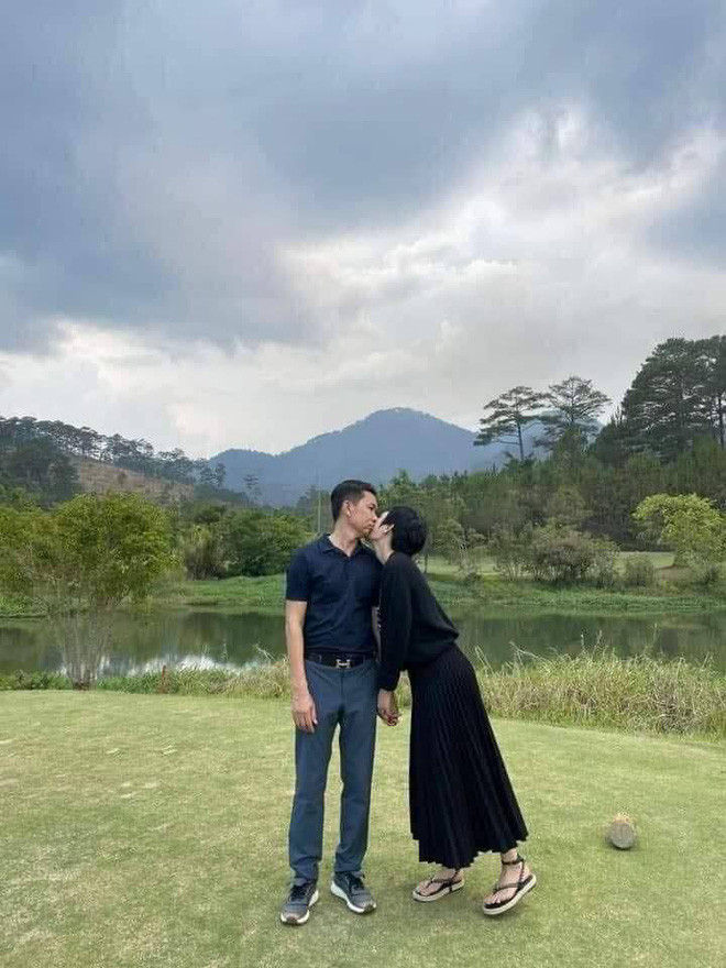 Nhiều bức ảnh tình tứ hơn mức 'anh em họ' của nữ ca sĩ và đại gia được tung ra trong những ngày gần đây.