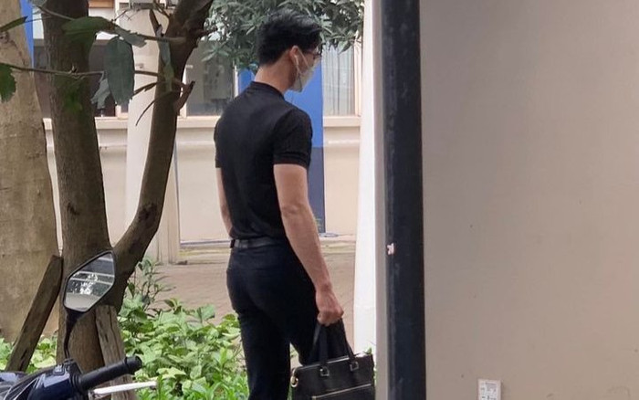 Dân tình đứng ngồi không yên trước loạt ảnh nam giảng viên có 'bờ vai Thái Bình Dương', thực hư thế nào? Ảnh 2