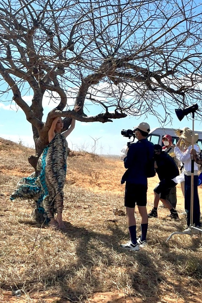 Lương Thùy Linh diện đồ hở vai, phơi nắng nhiều giờ giữa sa mạc gió cát Ảnh 6