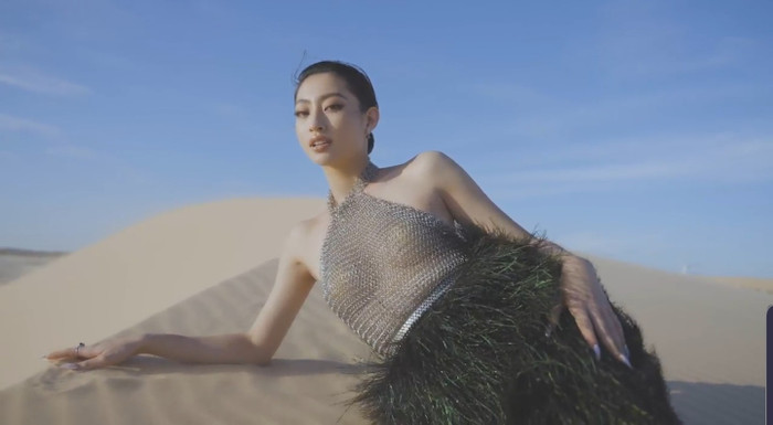 Lương Thùy Linh diện đồ hở vai, phơi nắng nhiều giờ giữa sa mạc gió cát Ảnh 7