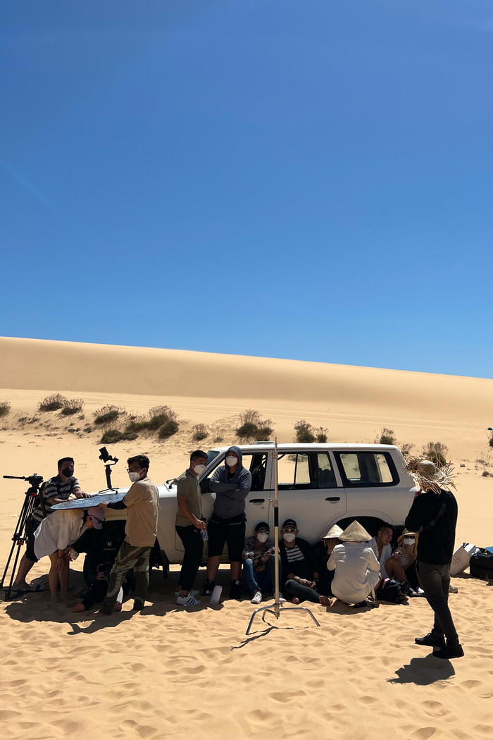 Lương Thùy Linh diện đồ hở vai, phơi nắng nhiều giờ giữa sa mạc gió cát Ảnh 8