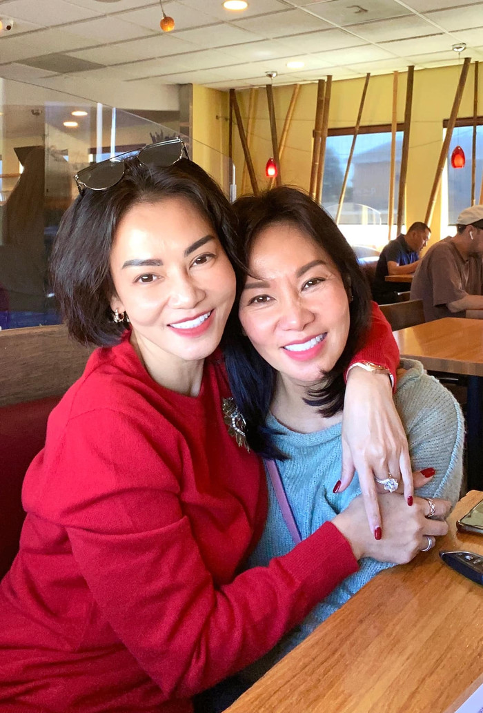 Cả hai chị em đều sở hữu khuôn miệng tươi tắn, sống mũi cao và hàm răng trắng đều tăm tắp. 