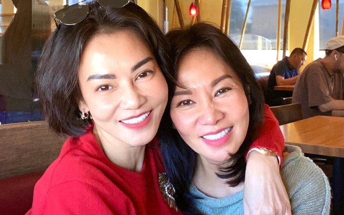 Thu Minh khoe khoảnh khắc bên chị gái, fan dụi mắt 3 lần vẫn không phân biệt được đâu là nữ ca sĩ Ảnh 2