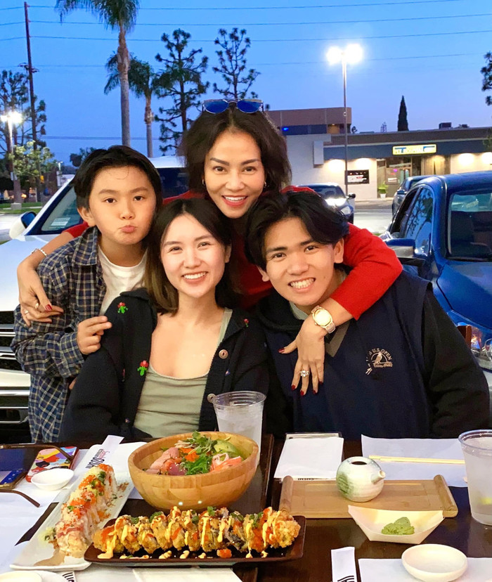 Thu Minh khoe khoảnh khắc bên chị gái, fan dụi mắt 3 lần vẫn không phân biệt được đâu là nữ ca sĩ Ảnh 7