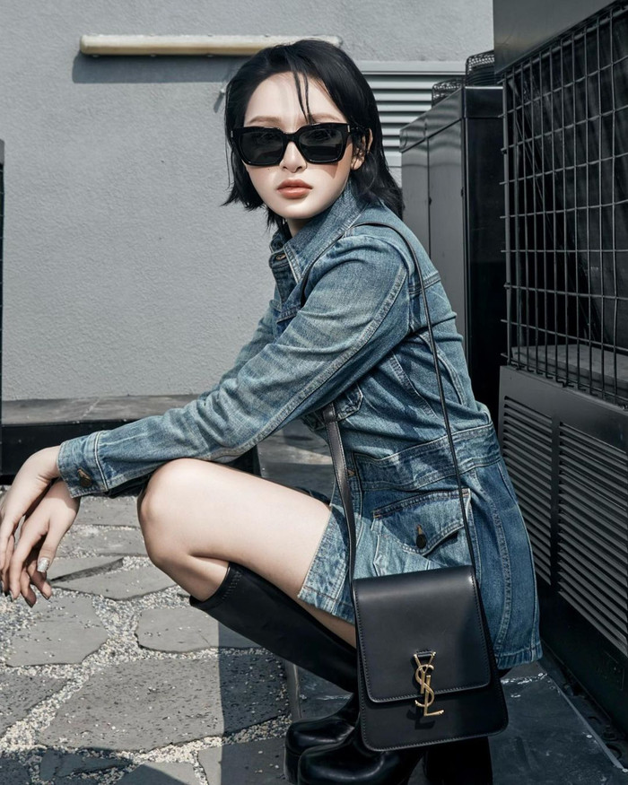 Khác với phong cách dễ thương, búp bê lúc mới vào nghề, nữ ca sĩ ngày càng nhuận sắc và quyến rũ hơn. 