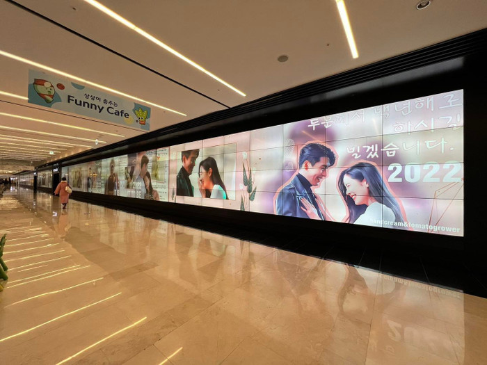 Đoạn quảng cáo như một cuốn album kể về quá trình quen nhau của hai người