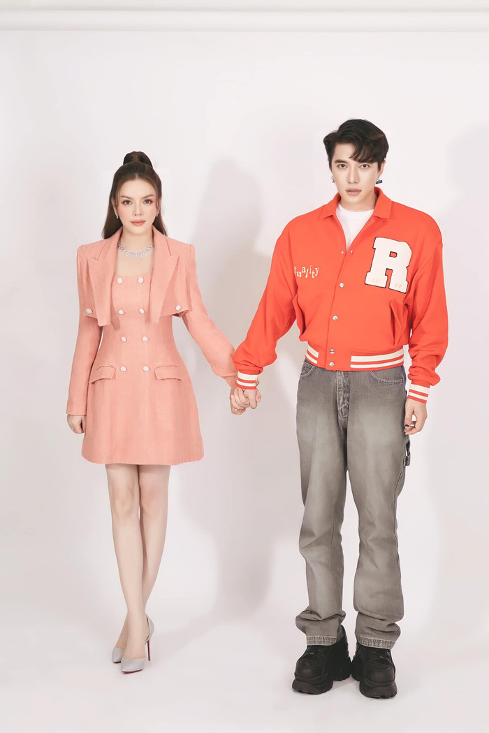 Hình ảnh Lý Nhã Kỳ nắm tay một sao nam 