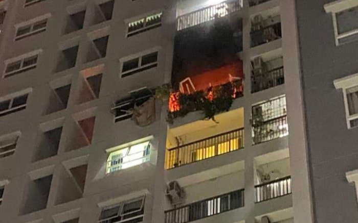 Cháy căn hộ chung cư lúc rạng sáng, 2 mẹ con rơi tầng 10 tử vong: Nghi người mẹ tự đổ xăng phóng hỏa Ảnh 2