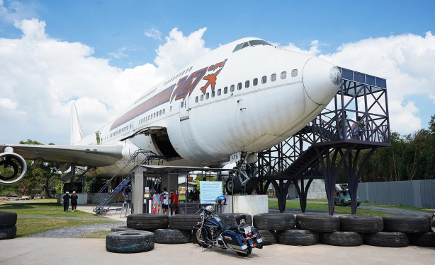 'Choáng ngợp' trong những chiếc máy bay Boeing 747 được chuyển đổi thành khách sạn, nhà hàng, quán bar Ảnh 11