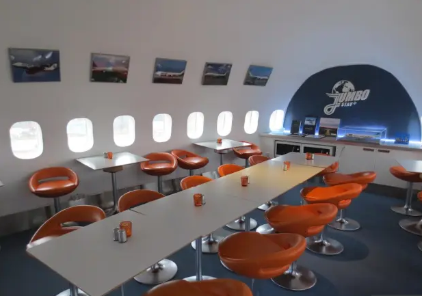 'Choáng ngợp' trong những chiếc máy bay Boeing 747 được chuyển đổi thành khách sạn, nhà hàng, quán bar Ảnh 8