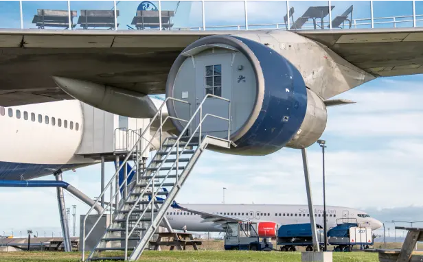 'Choáng ngợp' trong những chiếc máy bay Boeing 747 được chuyển đổi thành khách sạn, nhà hàng, quán bar Ảnh 7