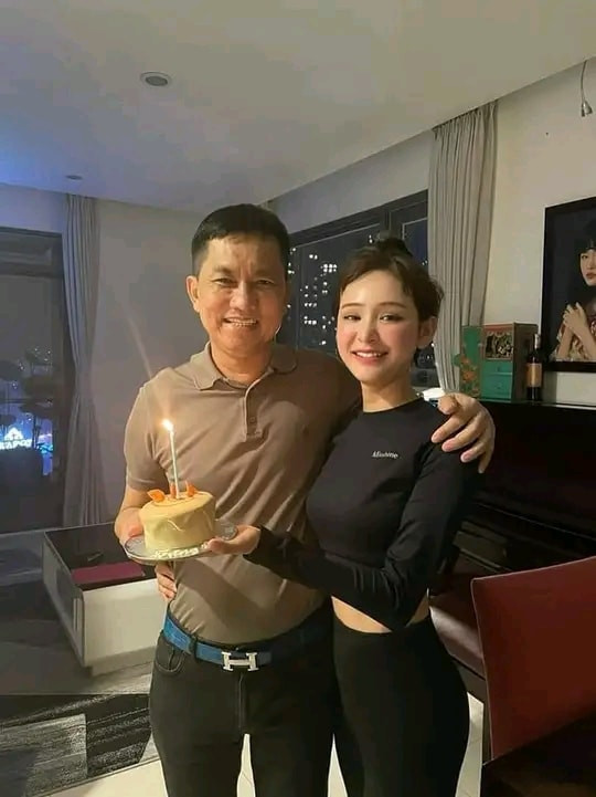 Hiền Hồ thổi nến cùng 'anh họ'.