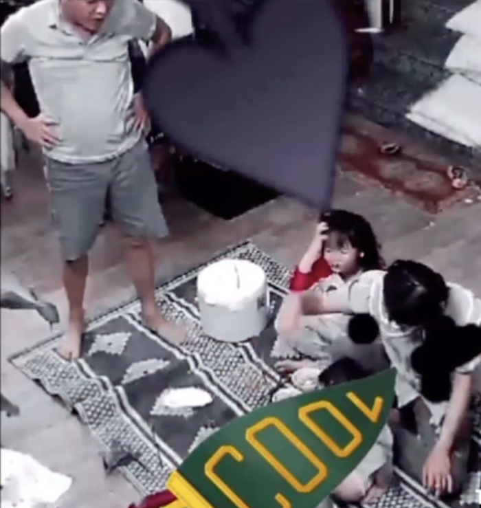 Phẫn nộ clip người chồng, người cha to cao bưng cả mâm cơm quăng thẳng vào mặt vợ và đàn con thơ Ảnh 3