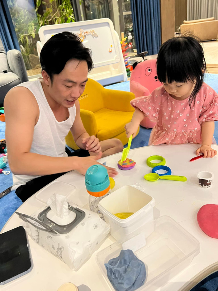 Ông xã Đàm Thu Trang chơi đồ hàng cùng cô con gái nhỏ Suchin.