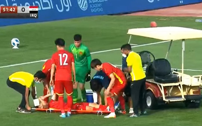 Trụ cột U23 Việt Nam chấn thương nặng, phải rời sân trên cáng Ảnh 2