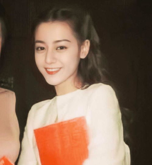 Cận cảnh nhan sắc tỏa sáng của  Địch Lệ Nhiệt Ba khi còn nhỏ. 