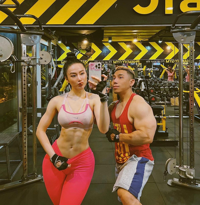 Mỗi lần đi tập, cô nàng sẽ khoe vóc dáng trong một màu sắc khác nhau. Có thể thấy, Angela Phương Trinh đã thực sự xem phòng tập gym như sân chơi thời trang nhỏ của mình.