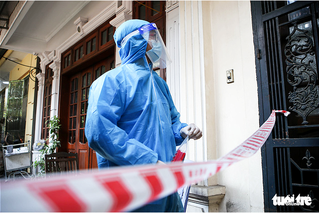 Phát thuốc cho F0 tại ở nhà ở quận Đống Đa (Hà Nội) - Ảnh: HÀ QUÂN