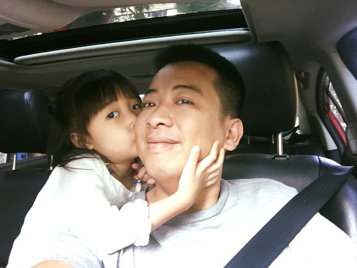 Nhà văn Hoàng Anh Tú và con gái nhỏ.