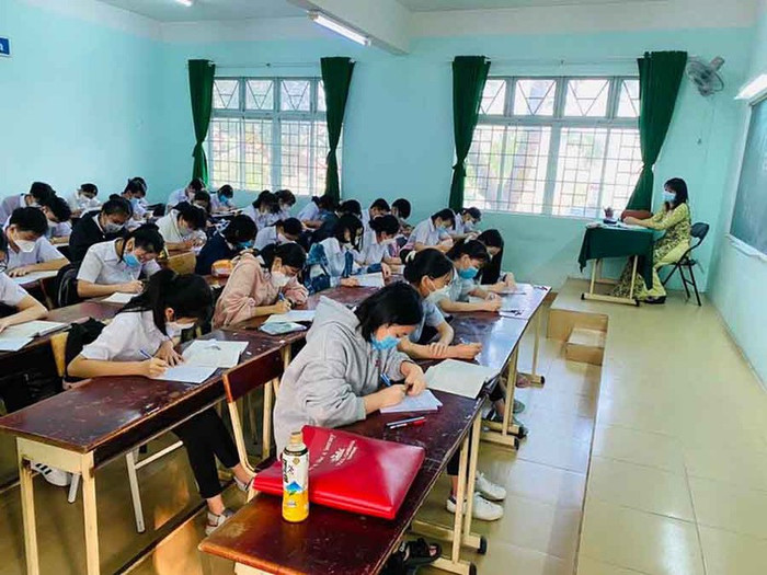 Học sinh Trường THPT Quang Trung (huyện Củ Chi) học trực tiếp. Ảnh: NGUYỄN CẢI
