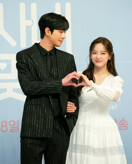 Dàn diễn viên chính vô cùng đẹp đôi của phim - Ahn Hyo Seop và Kim Se Jeong.