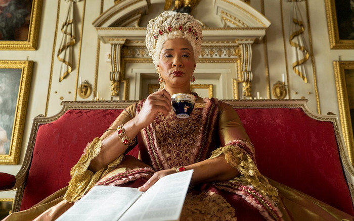 Dàn sao nữ phim Bridgerton mệt muốn xỉu vì phải mặc corset, quần tất bó chặt Ảnh 2