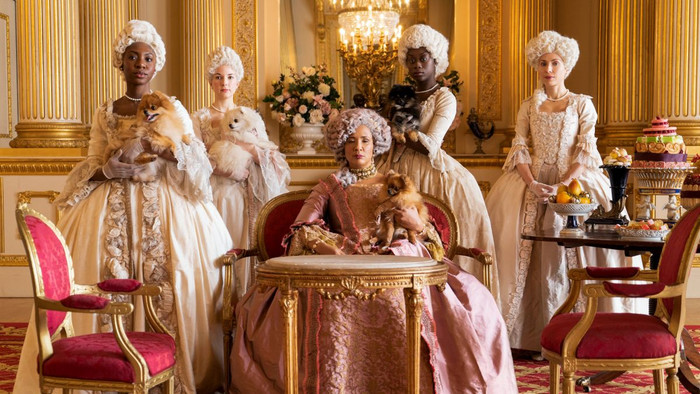 Dàn sao nữ phim Bridgerton mệt muốn xỉu vì phải mặc corset, quần tất bó chặt Ảnh 6