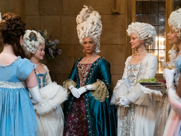 Dàn sao nữ phim Bridgerton mệt muốn xỉu vì phải mặc corset, quần tất bó chặt Ảnh 3