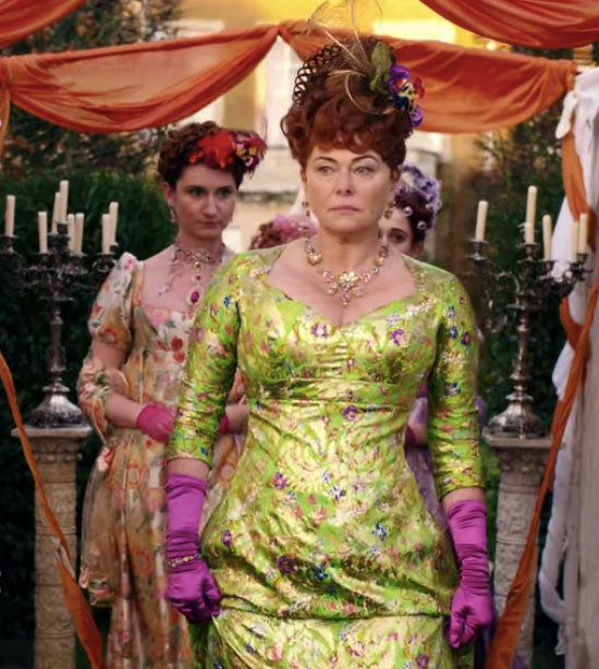 Dàn sao nữ phim Bridgerton mệt muốn xỉu vì phải mặc corset, quần tất bó chặt Ảnh 5